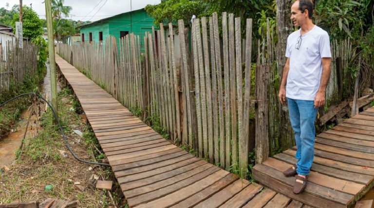 Em Cruzeiro do Sul, prefeitura inicia construção de 450 metros de trapiches no Bairro do Remanso