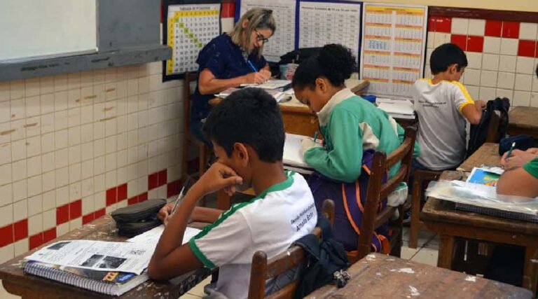 No Acre, 75% dos professores da rede estadual de ensino são temporários, aponta estudo