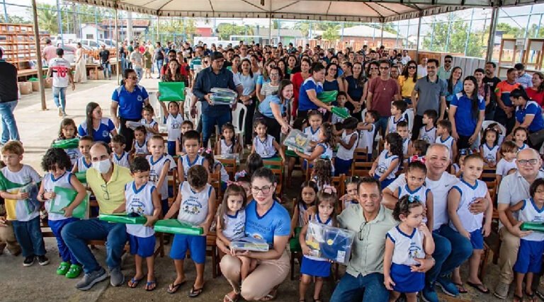 Em Cruzeiro do Sul 11.500 kits de material escolar são entregues para alunos da rede municipal