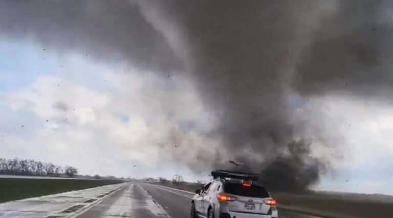 Tornados atingem várias partes dos EUA e deixam rastro de destruição; assista