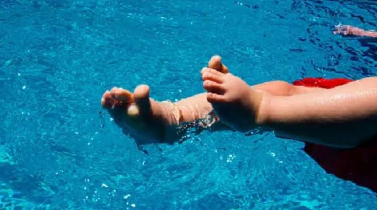 Bebê de 1 ano é encontrado morto na piscina de casa em Rio Branco