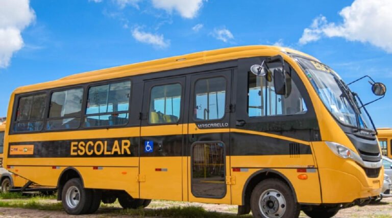 Ônibus escolares têm bateria furtada em Cruzeiro do Sul e dezenas de alunos são prejudicados