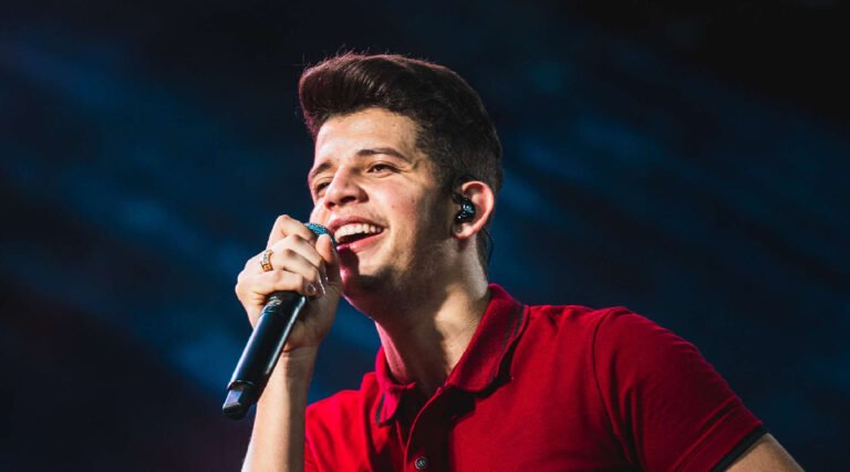 Cantor Nadson O Ferinha embarca para Cruzeiro do Sul para comemoração do Dia do Trabalhador