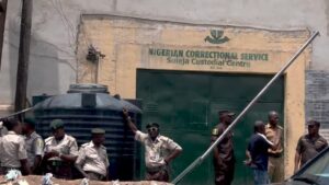 quase-120-detentos-escapam-apos-chuva-danificar-presidio-na-nigeria-|-cnn-brasil