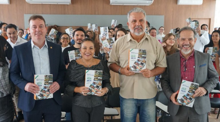 Petecão distribui exemplares de Vade Mecum em instituições de ensino e órgãos públicos do Acre