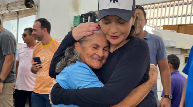 Jéssica Sales chega em Cruzeiro do Sul e vai direto ao encontro do povo nos mercados da cidade