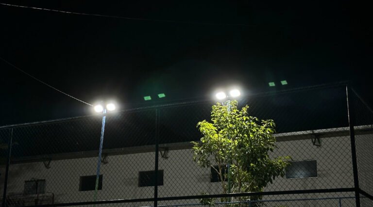 Manutenção de refletores em quadras da AV Coronel Mâncio Lima em Cruzeiro do Sul garante segurança e lazer