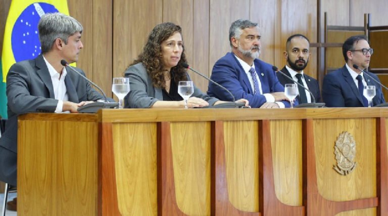 Ministra Esther Dweck anuncia adiamento do Concurso Público Unificado devido às chuvas que atingem o RS