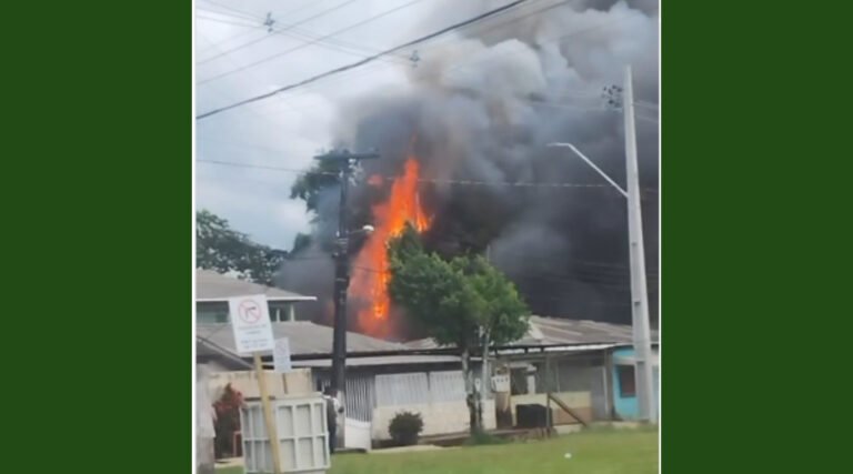 Vídeo: incêndio atinge residência no bairro do Formoso, em Cruzeiro do Sul