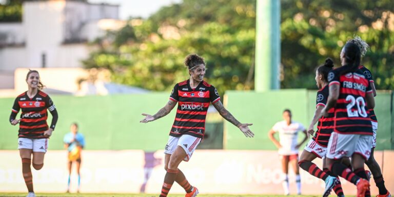 cristiane-marca-dois-e-fla-vence-flu-por-3-a-1-no-brasileiro-feminino