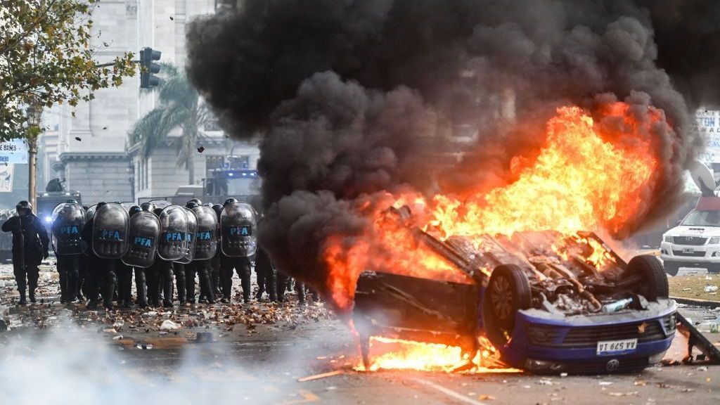 protesto-na-argentina:-veja-imagens-do-confronto-entre-policiais-e-manifestantes-|-cnn-brasil