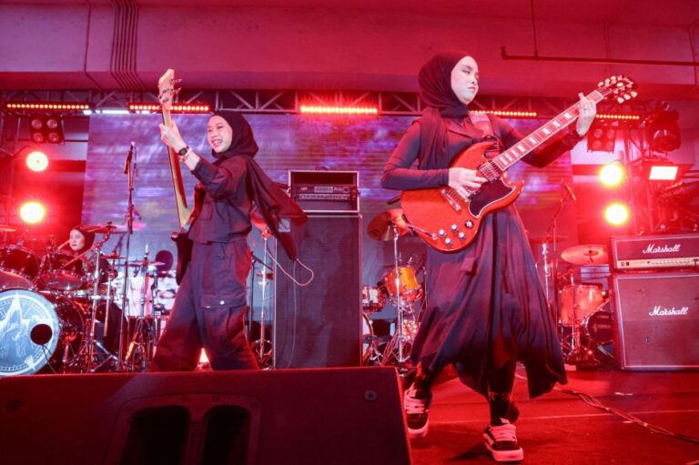 banda-feminina-muculmana-de-metal-da-indonesia-se-prepara-seu-maior-show-|-cnn-brasil
