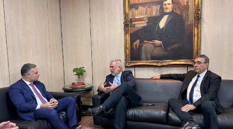 Petecão e ministro Renan Filho unem esforços para acelerar recuperação da BR-364 no Acre