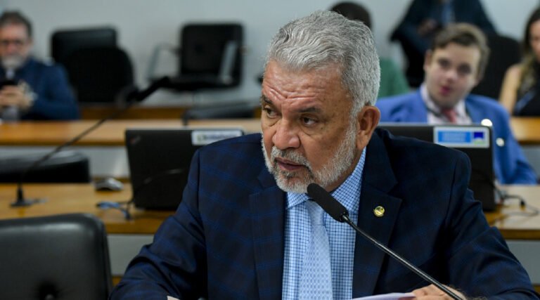 Petecão destina R$ 2 milhões para implantar sistema moderno de iluminação LED em Plácido de Castro