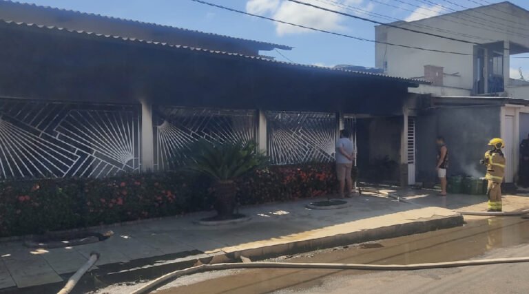 Incêndio de grandes proporções destrói residência no bairro do Remanso, em Cruzeiro do Sul