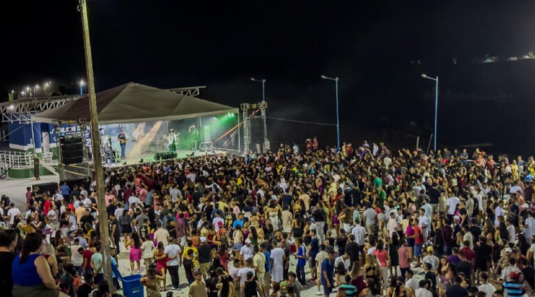 Gildean encerra aniversário de Porto Walter e canta para público de mais de 2.500 pessoas