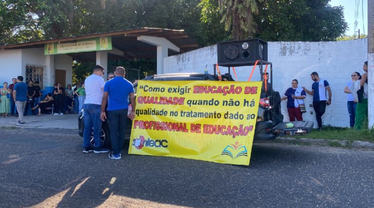 Profissionais da educação realizam paralisação pelo retorno integral de estruturas salariais; greve pode ser necessária