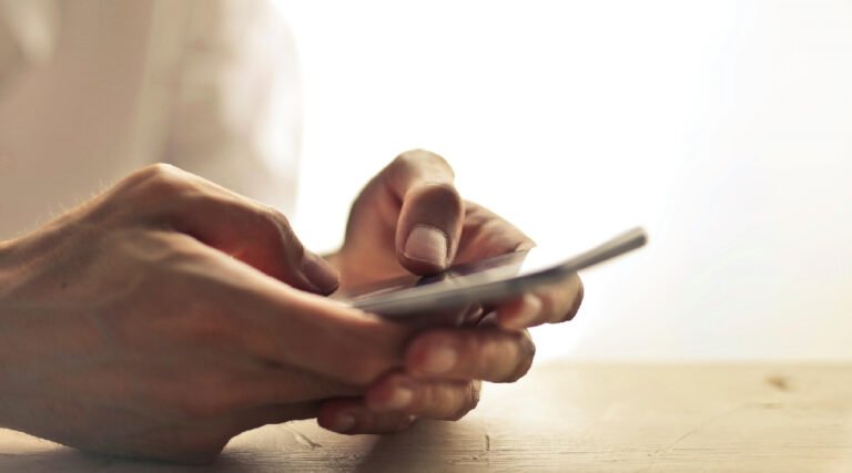 O papel dos dispositivos móveis nas apostas esportivas