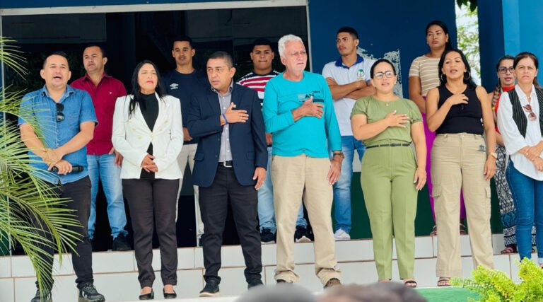 Hasteamento de pavilhões marca abertura dos 32 anos de Porto Walter