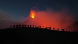 vulcao-na-italia-lanca-cascata-de-lava;-veja-video-do-momento-|-cnn-brasil