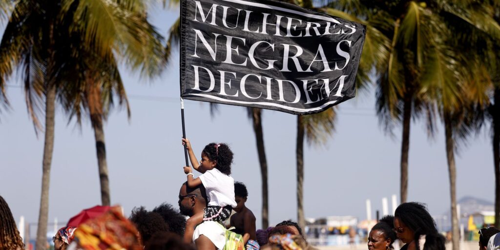 marcha-das-mulheres-negras-une-geracoes-na-orla-do-rio-de-janeiro