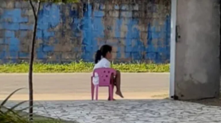 Cachorrinho desaparece, e criança se senta todos os dias na frente de casa à espera do pet em Cruzeiro do Sul