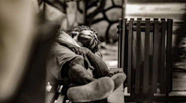 Situação de rua no Acre: maioria dos moradores de rua tem entre 30 e 60 anos e pouca escolaridade