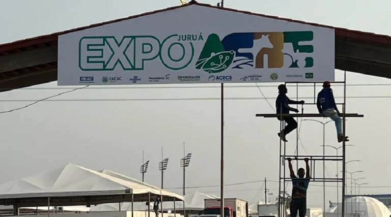 Presidiários colaboram na montagem da Expoacre Juruá 2024 em iniciativa de reintegração social