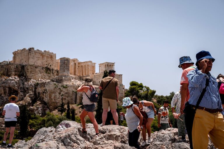 acropole-fechada-e-picole-para-animais:-europa-enfrenta-onda-de-calor-|-cnn-brasil