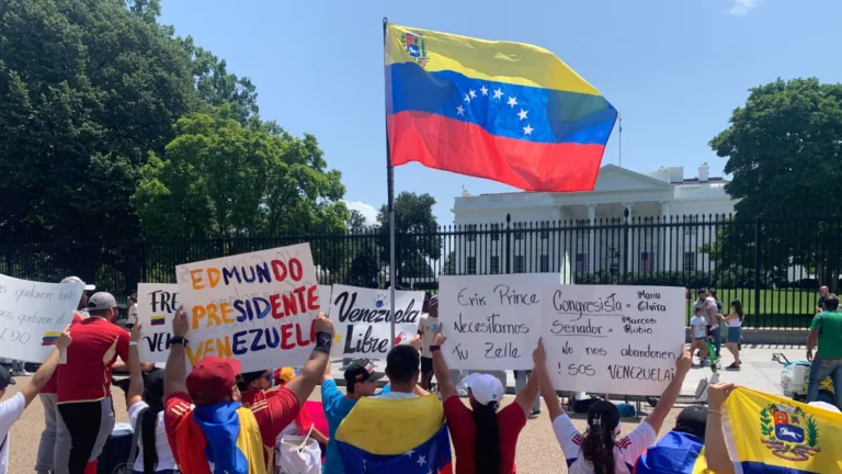 venezuelanos-protestam-em-frente-a-casa-branca-contra-maduro-|-cnn-brasil