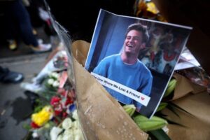 cinco-pessoas-sao-denunciadas-pela-morte-do-ator-matthew-perry-de-“friends“-|-cnn-brasil