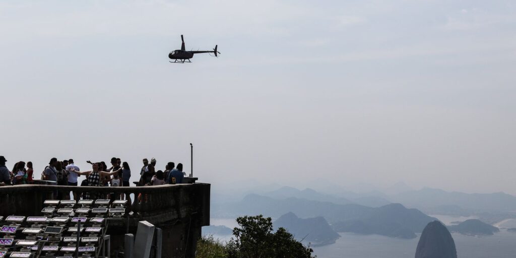 voos-panoramicos-de-helicoptero-no-rio-seguirao-novas-regras