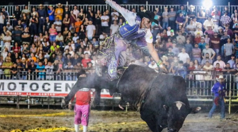 Abertura do rodeio anima público de quase 5 mil pessoas em Cruzeiro do Sul