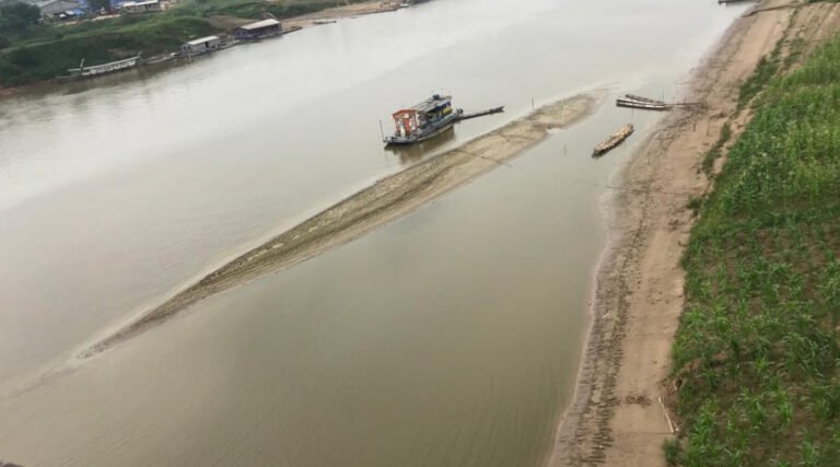 Baixo nível do Rio Juruá em Cruzeiro do Sul preocupa Defesa Civil devido a dificuldades na navegação e impactos à população