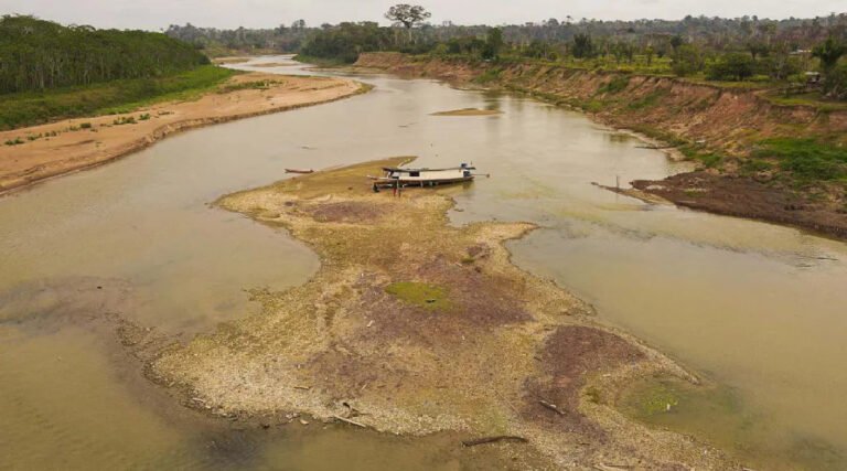 Cidade isolada do Acre enfrenta crise com seca no Rio Juruá; gasolina chega a R$ 11