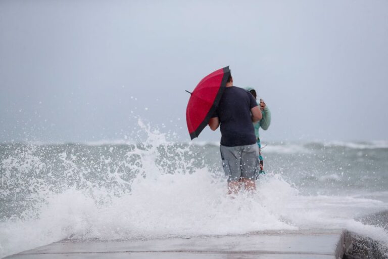 tempestade-debby-se-aproxima-da-florida-e-deve-se-tornar-furacao-categoria-1-|-cnn-brasil