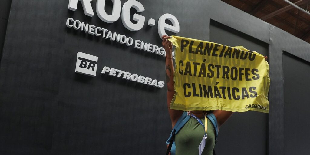 ativista-do-greenpeace-interrompe-fala-do-presidente-da-opep-em-evento