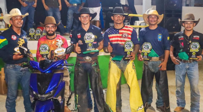 Ganhadores de rodeio do 8º Festival da Banana recebem premiação de R$ 10 mil reais e moto