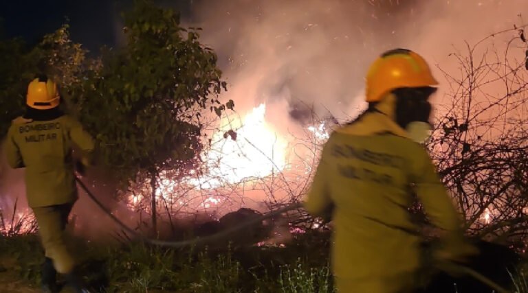 Bombeiros combatem chamas de grandes proporções no bairro Saboeiro