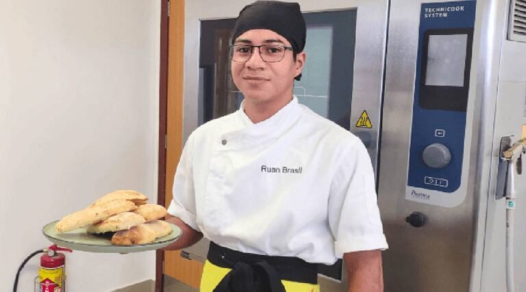 Professor e chef da Escola de Gastronomia do Acre recebe certificado do Prêmio 1000 Melhores Padeiros do Brasil de 2024