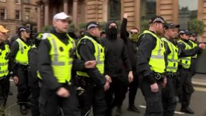 manifestantes-anti-racismo-e-anti-imigracao-se-enfrentam-na-escocia-|-cnn-brasil