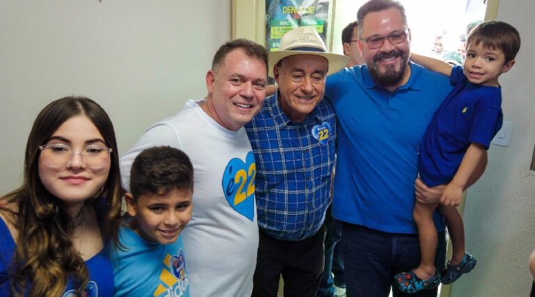 Alan Rick vota acompanhado da família, do suplente Gemil Júnior e abraça Alysson e Bocalom durante votação do vice
