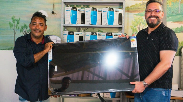 Com emenda do senador Alan Rick, casa de recuperação ganha equipamentos de informática