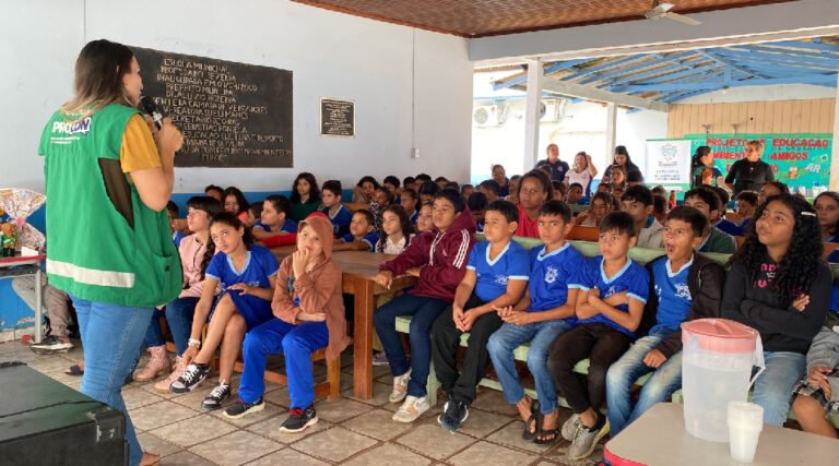Palestras educativas nas escolas abordam consumo consciente e autoproteção no Juruá
