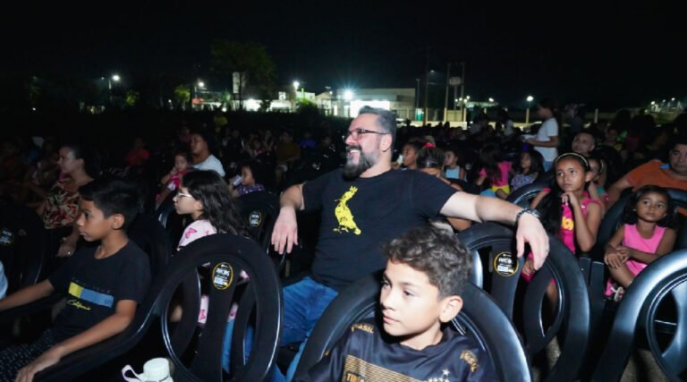 Projeto que leva cinema aos bairros faz três exibições na Semana da Criança