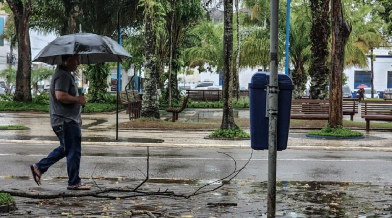 Inmet emite alerta de chuvas intensas para 14 cidades do Acre; veja quais são