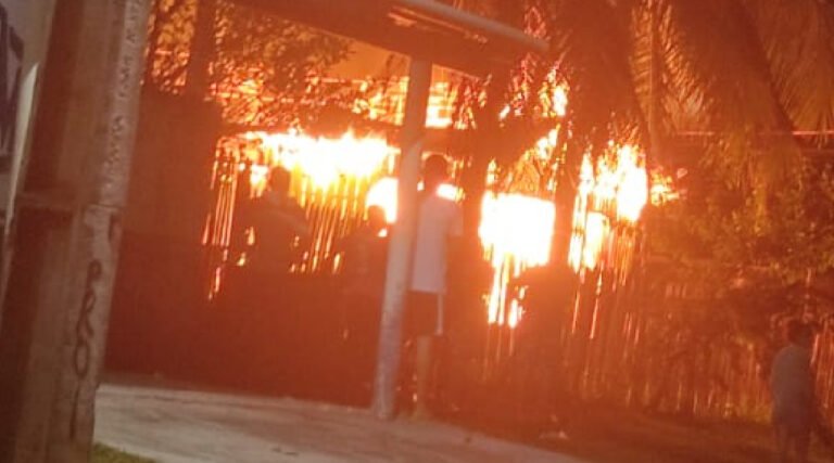 Incêndio de grandes proporções consome residência de madeira em Mâncio Lima