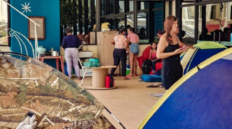Famílias expulsas de área no São Francisco acampam na Aleac: ‘nossa segunda casa’
