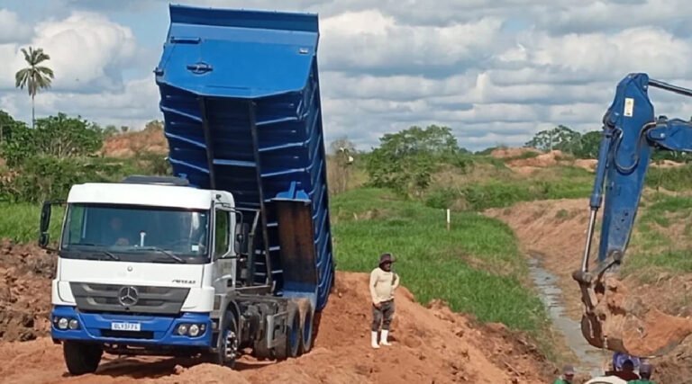 Tarauacá: Deracre retira máquinas que estariam trabalhando em área de marido de prefeita