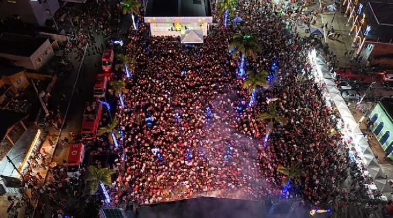 Durante  IV Feira Natalina de Cruzeiro do Sul, show da dupla Cleber e Cauan atraiu mais de 30 mil pessoas